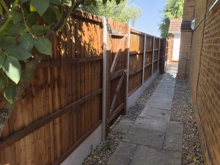 Fencing Contractor in Stamford New Fence Installation, Fence Replacement, Fence repairs, Gate instalment, Gate repairs, Driveway fencing, Garden Fencing all in Stamford